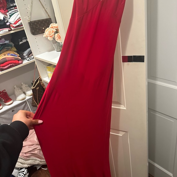 Beautiful REVOLVE Low Back Slip Mermaid Fishtail Gown in Red
Norma Kamali. - Picture 8 of 9